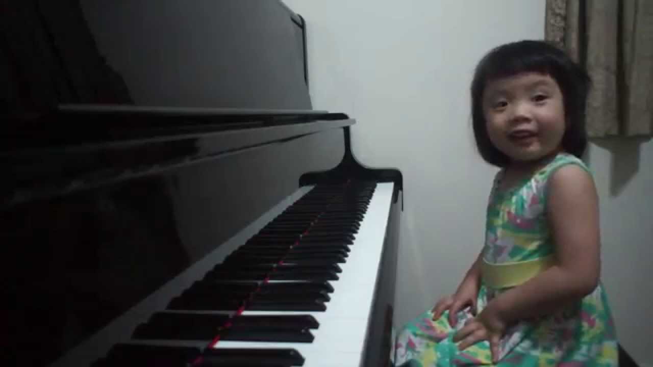 Amazing 3-year-old baby girl plays Grade 5 piano ~ 師承邱世傑