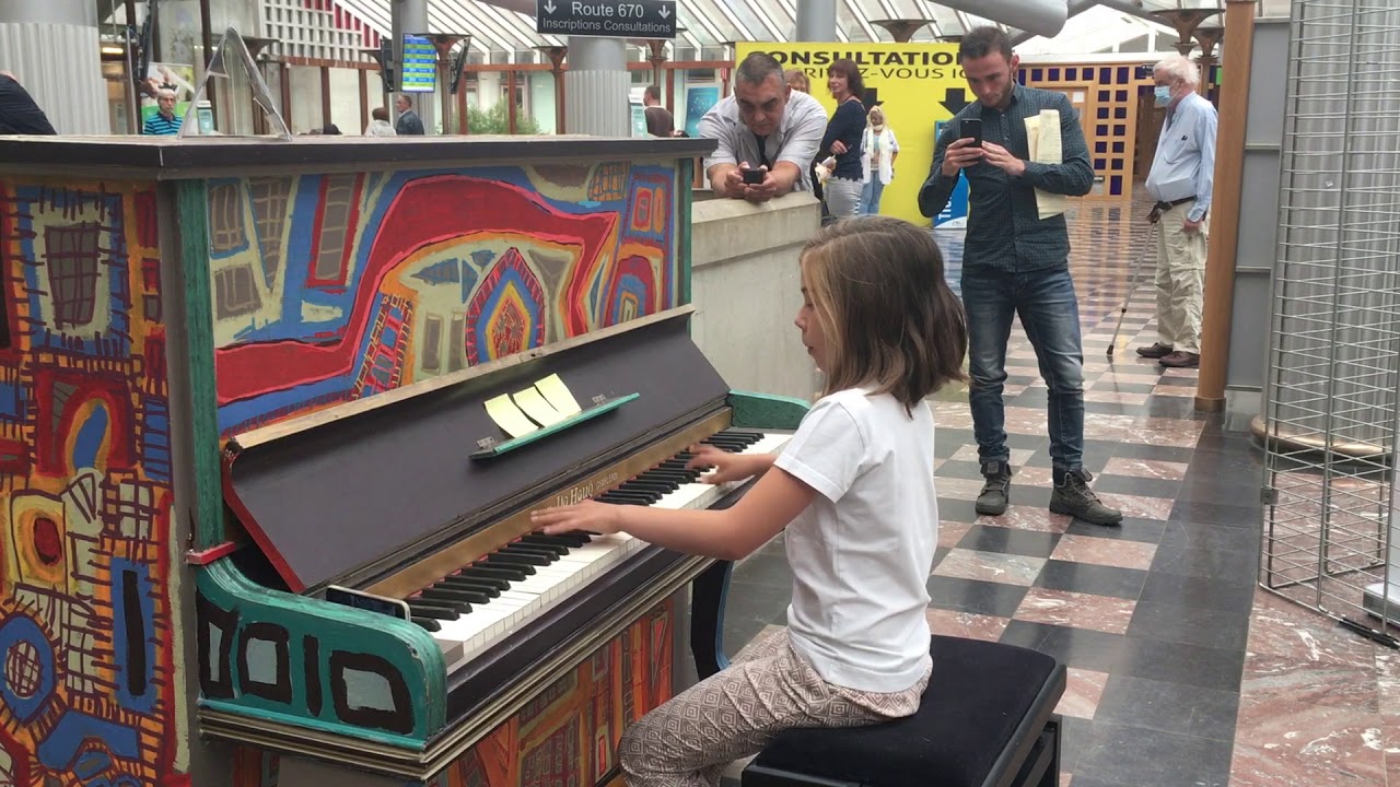 Diane plays Pirates of the Carribean, Halo, Rolling in the deep in a belgian hospital