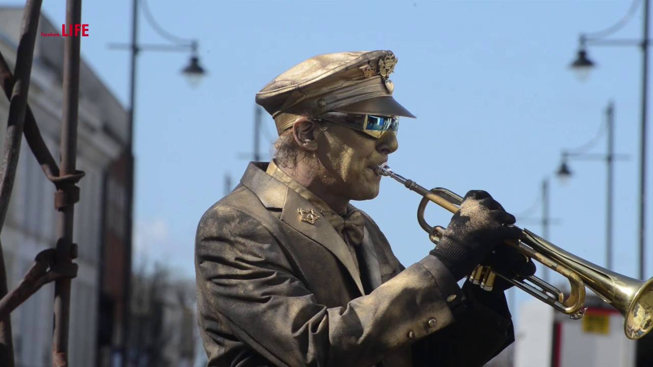 Fareham Life. Living Statue. Who is Hiding Behind the Mask?